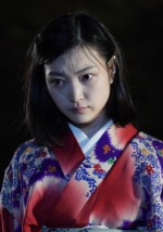 土曜プレミアム『悪魔の手毬唄～金田一耕助、ふたたび～』に出演する菅野莉央の場面写真