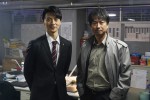 日曜ドラマ『ニッポンノワール　―刑事Yの反乱―』第8話に出演する（左から）細田善彦と椎名桔平