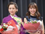 山路ふみ子映画賞贈呈式に登場した（左から）前田敦子、関水渚