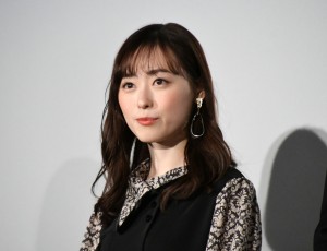 映画『羊とオオカミの恋と殺人』初日舞台挨拶に登場した福原遥