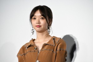 映画『羊とオオカミの恋と殺人』初日舞台挨拶に登場した江野沢愛美