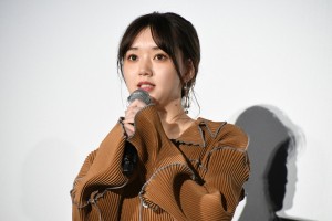 映画『羊とオオカミの恋と殺人』初日舞台挨拶に登場した江野沢愛美