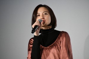 映画『羊とオオカミの恋と殺人』初日舞台挨拶に登場した朝倉加葉子監督