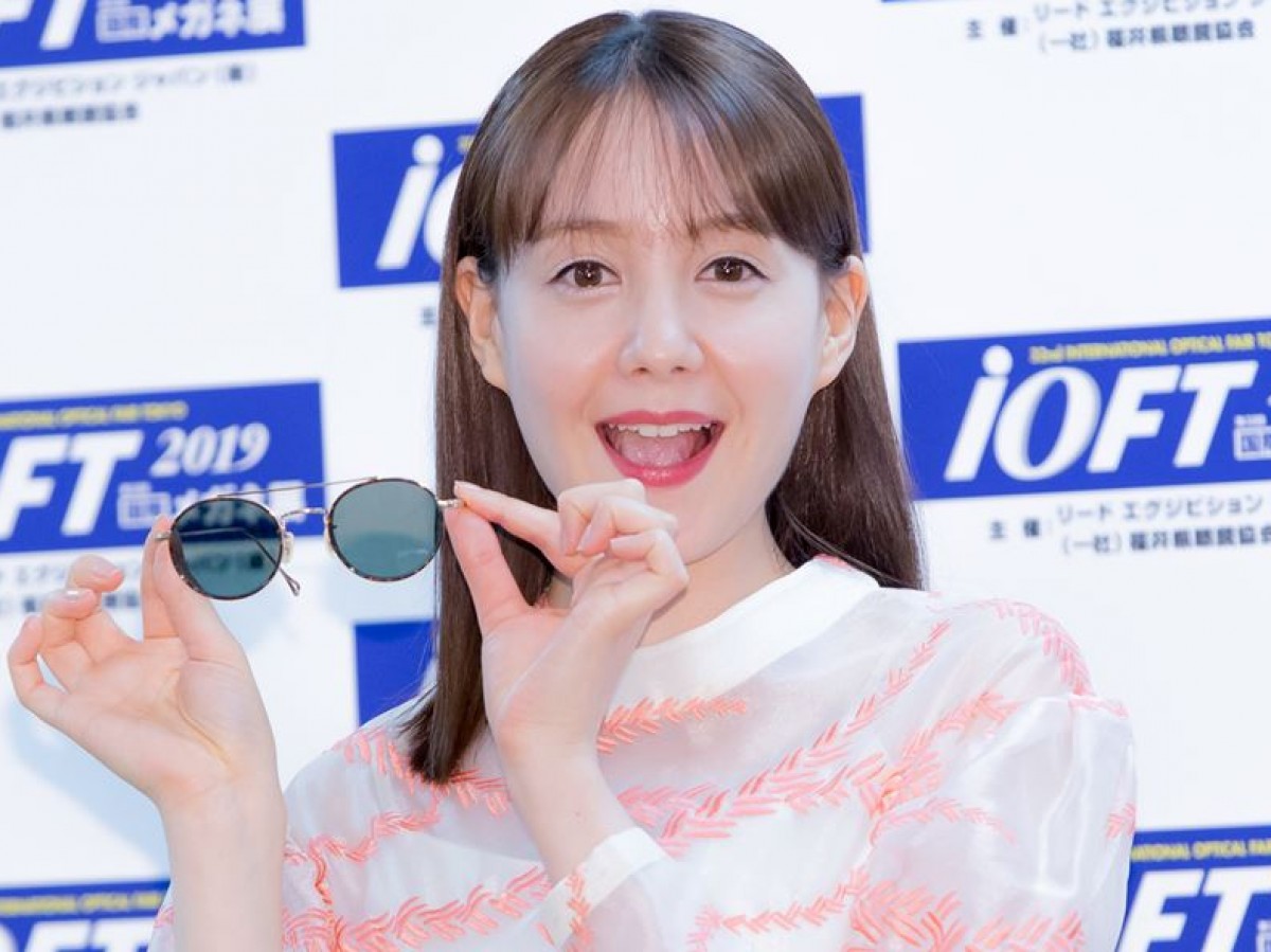 トリンドル玲奈、地面から顔だけ出して「やほ」　おちゃめショットに反響「可愛すぎる」
