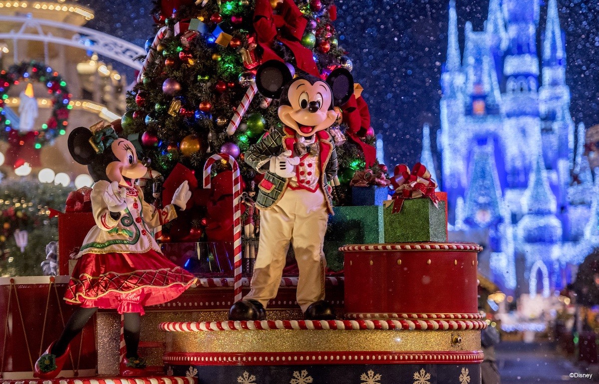 米ディズニー・ワールド、クリスマスも超豪華！　ミッキーたちの限定コスに注目