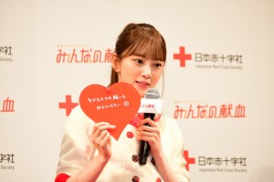 「みんなの献血」クリスマスPRイベントに登場した堀未央奈