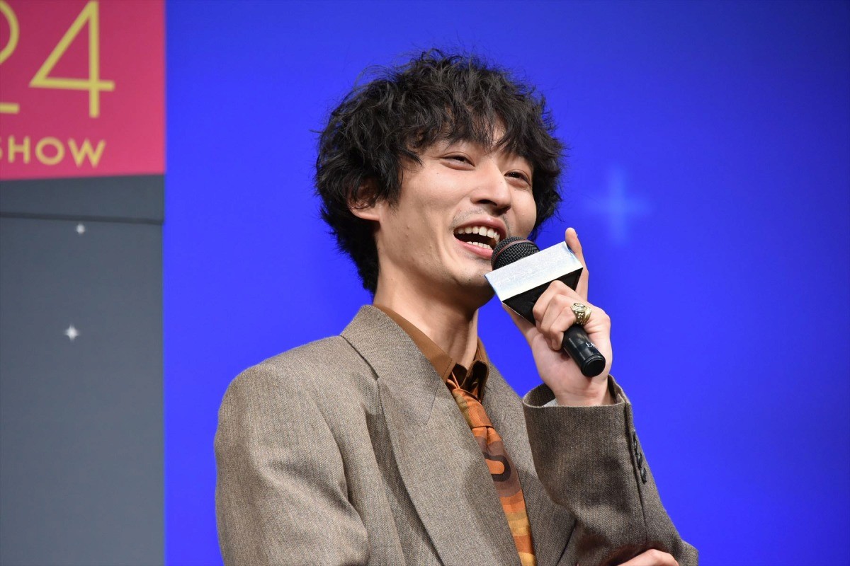 新田真剣佑、“笑かしアドリブ”被害を訴えられるも「僕は楽しかった」
