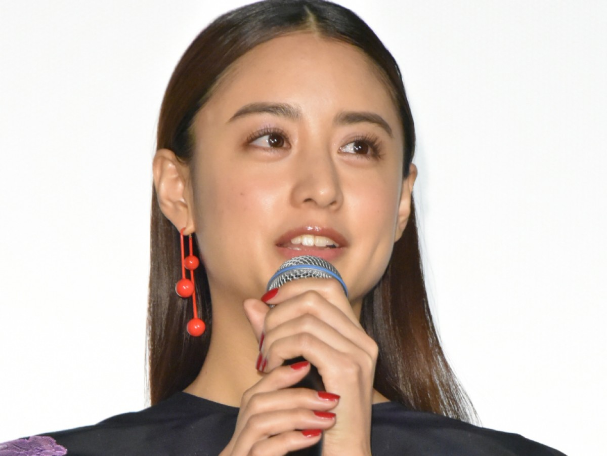 山本美月、透き通る白い“美脚”あらわ　愛犬とたわむれる姿がかわいい！