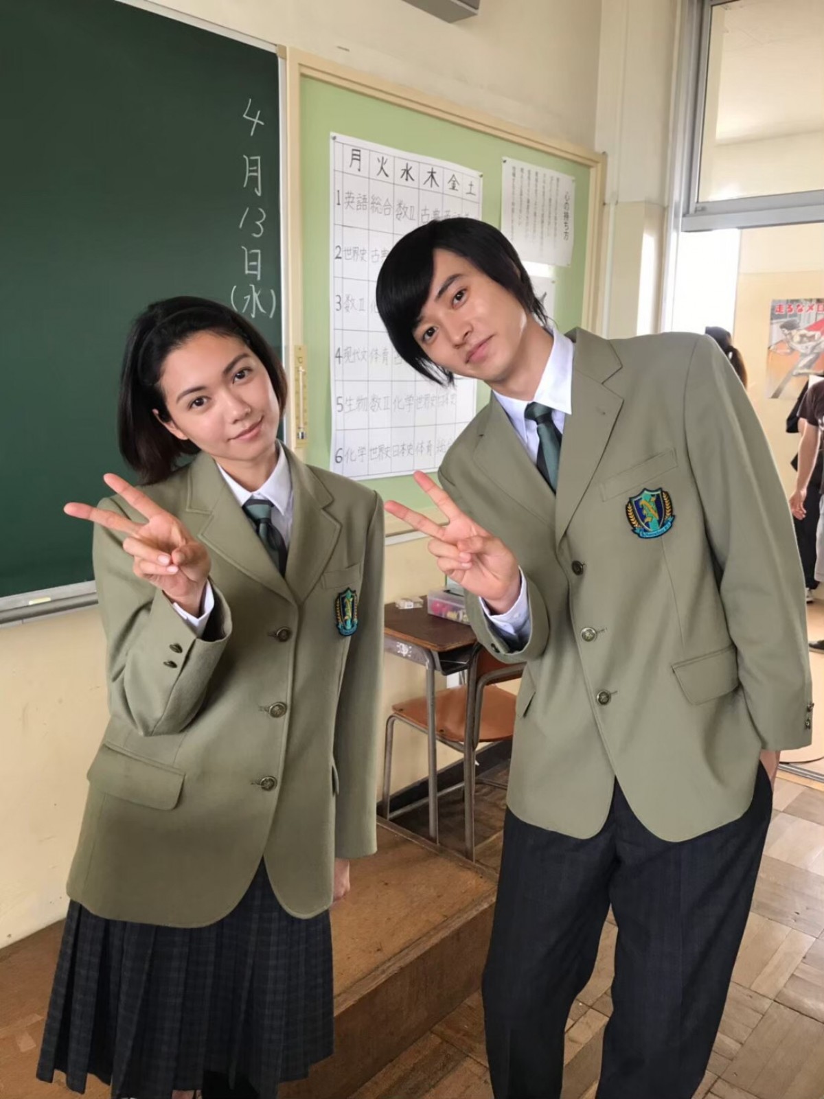 山崎賢人＆二階堂ふみ、“制服レアショット”にファン歓喜「まだまだお似合い」