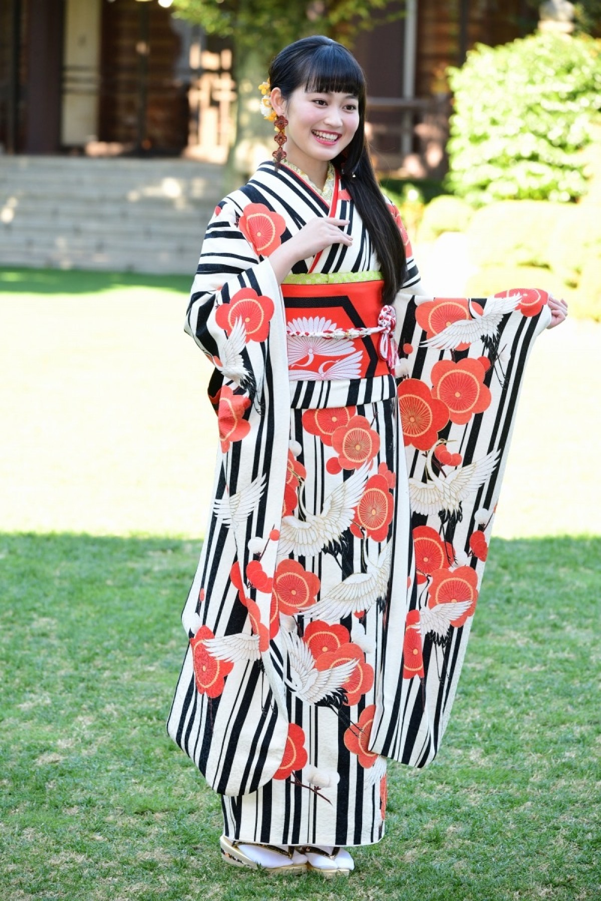 藤田ニコル、艶やかな晴れ着姿を披露　来年は「新しい報告ができそう」