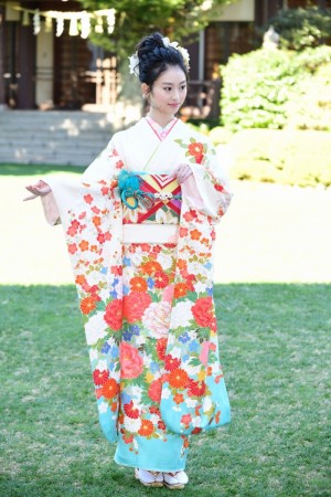 2020年オスカープロモーション晴れ着撮影会に登場した井本彩花