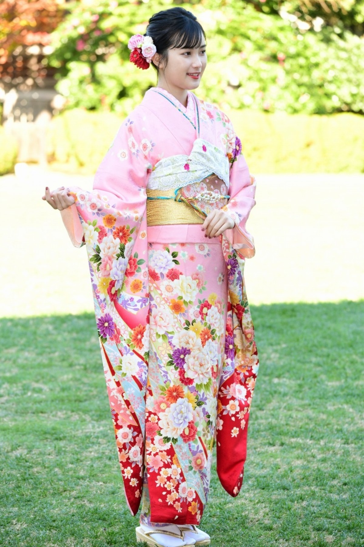 藤田ニコル、艶やかな晴れ着姿を披露　来年は「新しい報告ができそう」