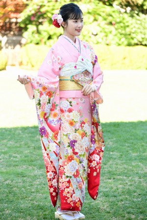 2020年オスカープロモーション晴れ着撮影会に登場した井頭愛海