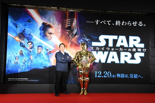 『スター・ウォーズ／スカイウォーカーの夜明け』手描き看板お披露目イベントに登場した北原邦明氏（手描き看板絵師）、C‐3PO