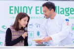 「Enjoy EU Village」オープニングイベントに登場した川島海荷、ベリッシモ・フランチェスコ氏（料理研究家）