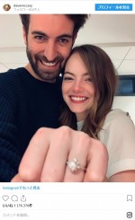 （左から）婚約したデイヴ・マッカリーとエマ・ストーン　※「デイヴ・マッカリー」インスタグラム