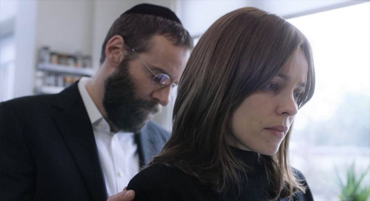 Wレイチェル主演『ロニートとエスティ』 惹かれあう2人の女性の想いがあふれ出る…新写真