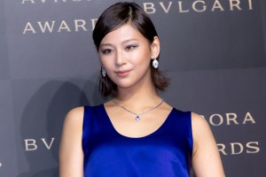 「BVLGARI AVRORA AWARDS 2019」フォトコールに登場した西内まりや