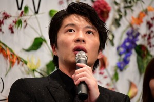 映画『mellow』完成披露舞台あいさつに登場した田中圭