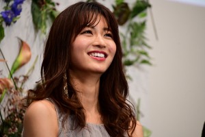 映画『mellow』完成披露舞台あいさつに登場した岡崎紗絵