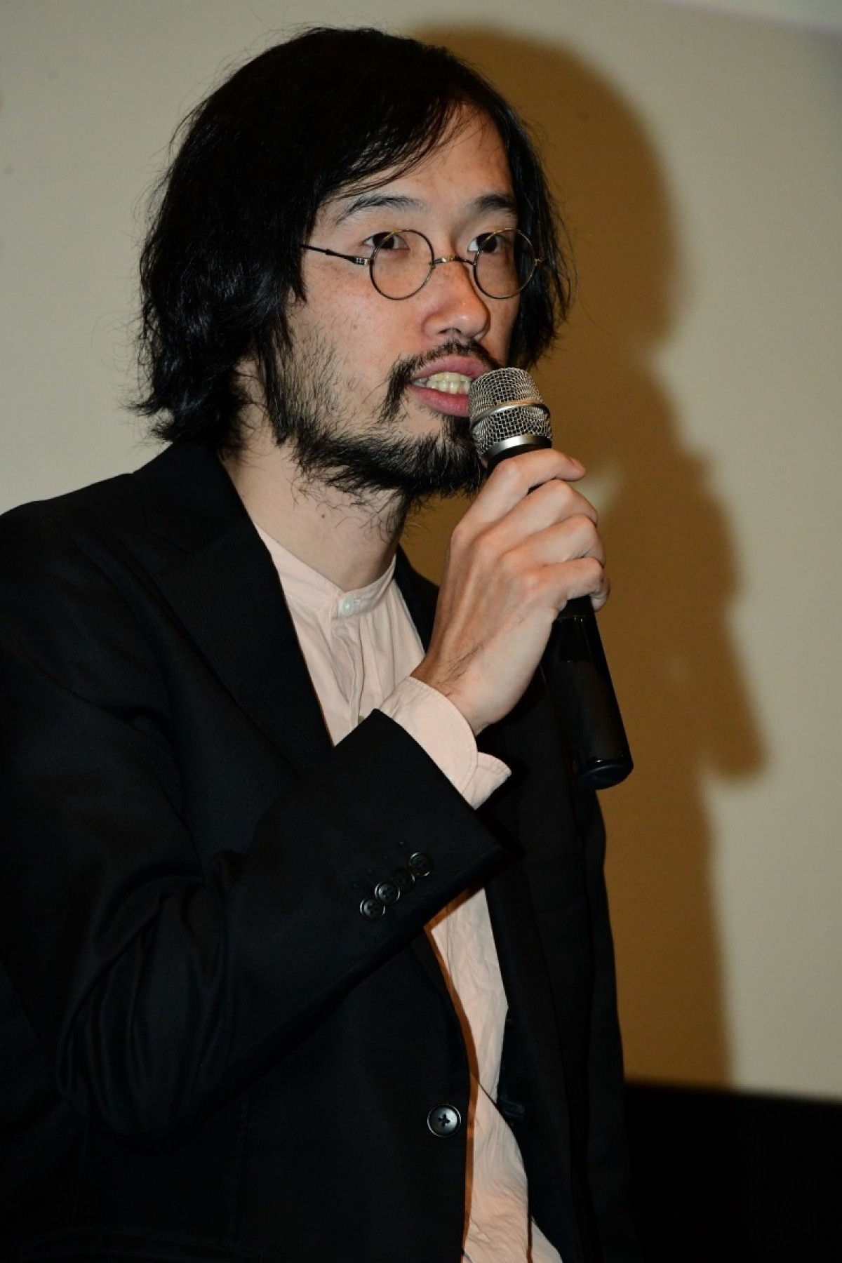 田中圭、共演した若手女優の目に照れ「おっちゃんを見ないで！」