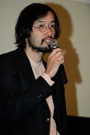 映画『mellow』完成披露舞台あいさつに登場した今泉力哉監督