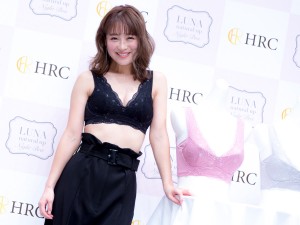「LUNAナチュラルアップナイトブラ チャレンジ企画」結果発表会に登場した鈴木奈々