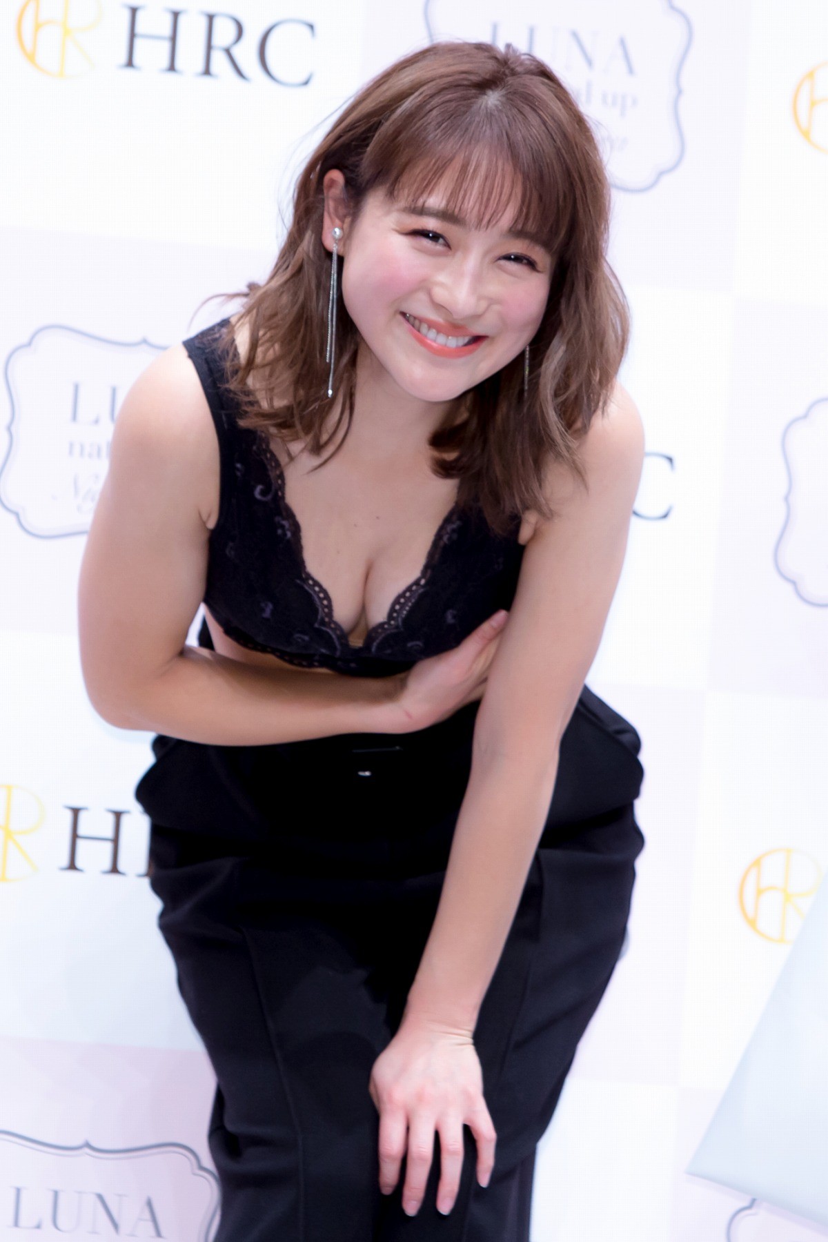 鈴木奈々、“Cカップの奈々”へ　バスト2カップアップの美谷間披露