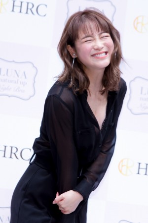 「LUNAナチュラルアップナイトブラ チャレンジ企画」結果発表会に登場した鈴木奈々