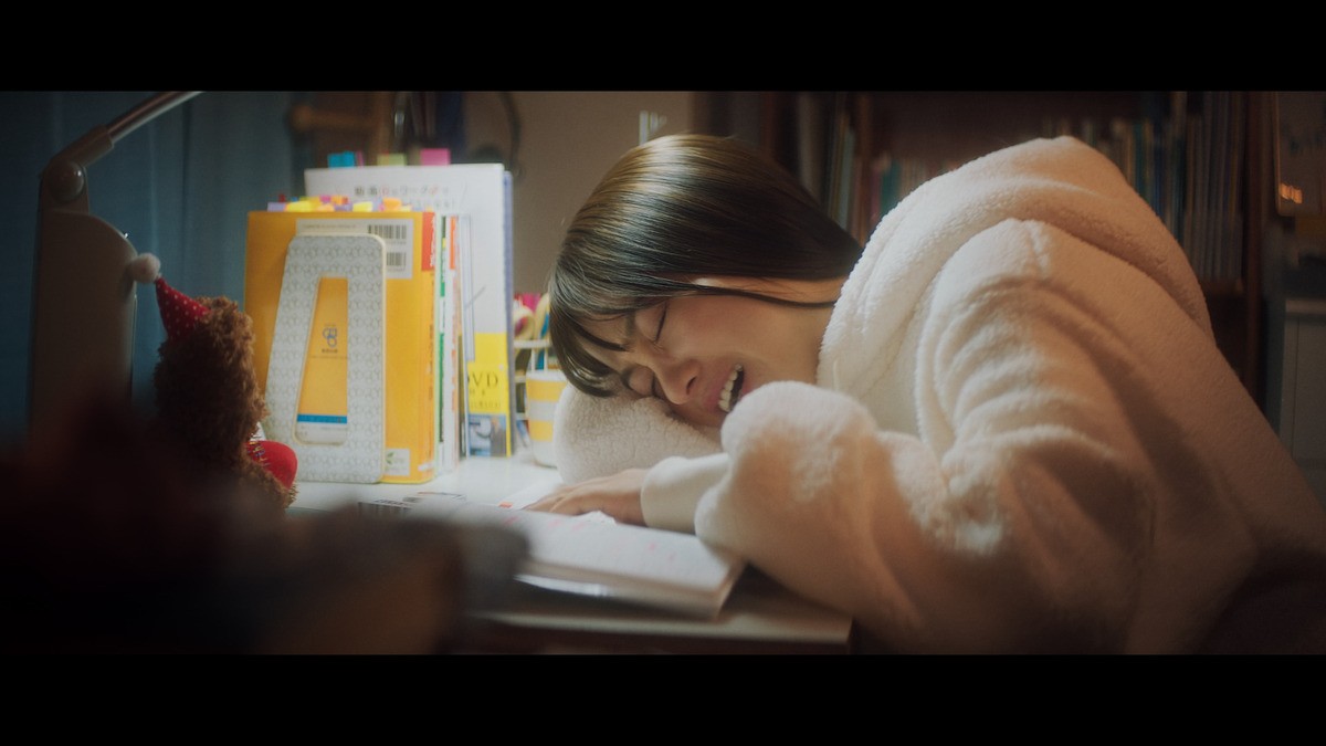 橋本環奈＆浜辺美波、支え合う親友同士の受験生に　ドコモ新CMスタート