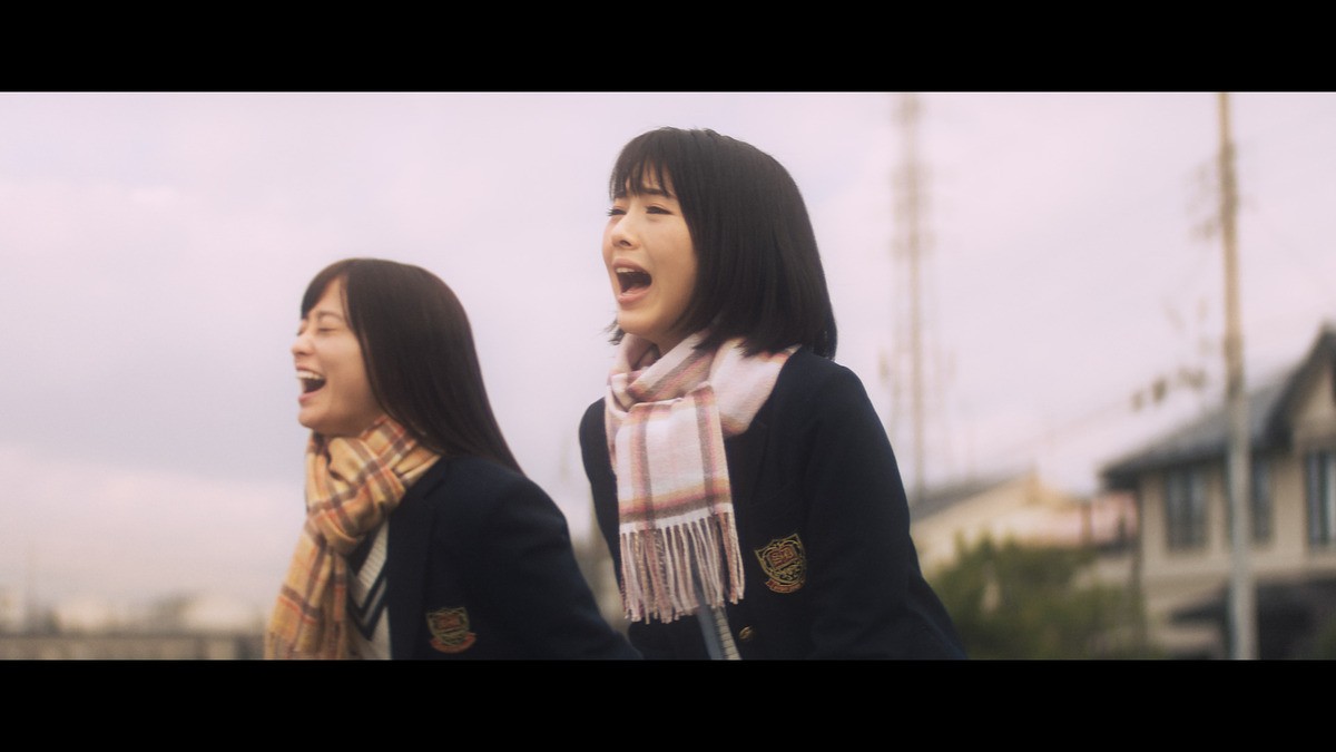 橋本環奈＆浜辺美波、支え合う親友同士の受験生に　ドコモ新CMスタート