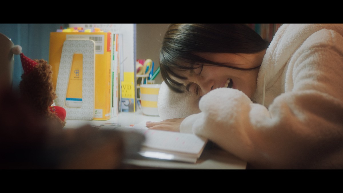 橋本環奈＆浜辺美波、支え合う親友同士の受験生に　ドコモ新CMスタート