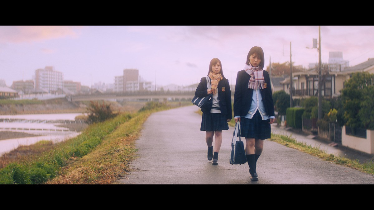 橋本環奈＆浜辺美波、支え合う親友同士の受験生に　ドコモ新CMスタート