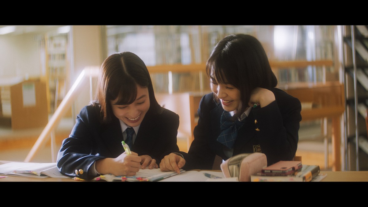 橋本環奈＆浜辺美波、支え合う親友同士の受験生に　ドコモ新CMスタート