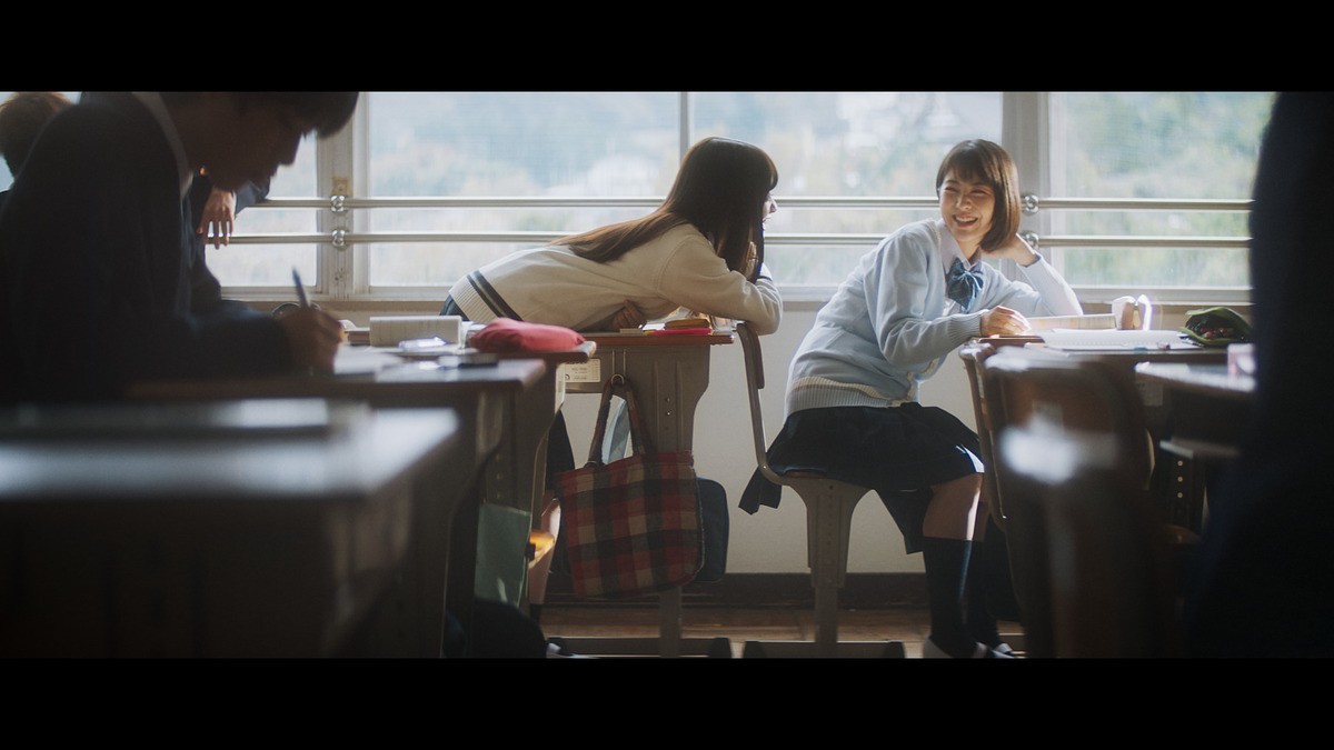 橋本環奈＆浜辺美波、支え合う親友同士の受験生に　ドコモ新CMスタート