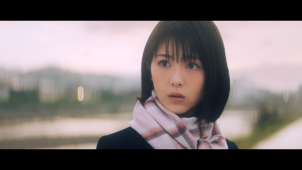 橋本環奈＆浜辺美波、支え合う親友同士の受験生に　ドコモ新CMスタート