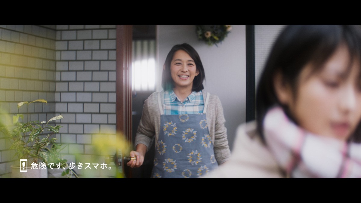 橋本環奈＆浜辺美波、支え合う親友同士の受験生に　ドコモ新CMスタート