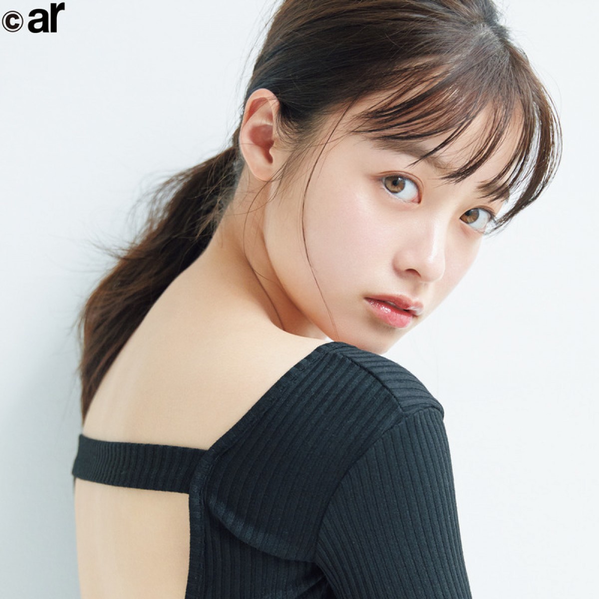 橋本環奈、美背中＆真っ直ぐな眼差しにドキッ！ 素顔は“彼氏にしたい女ナンバーワン”!?