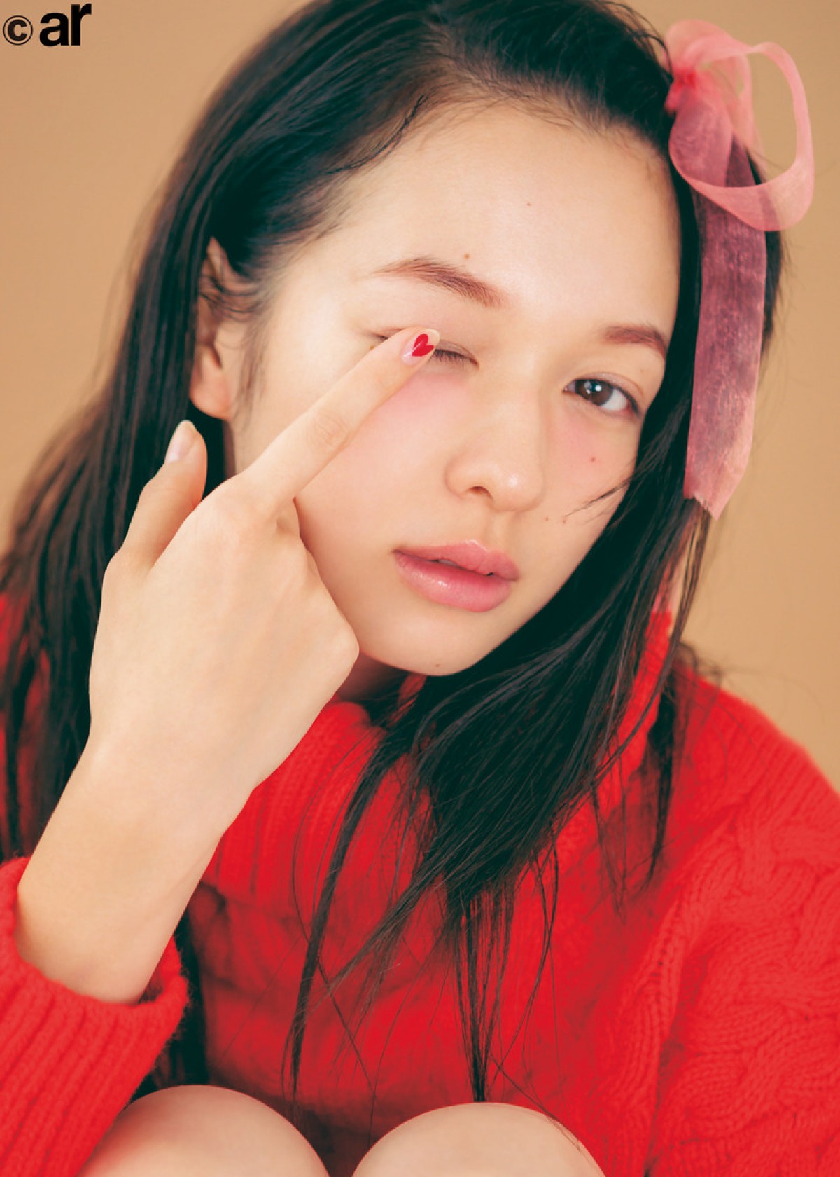 橋本環奈、美背中＆真っ直ぐな眼差しにドキッ！ 素顔は“彼氏にしたい女ナンバーワン”!?