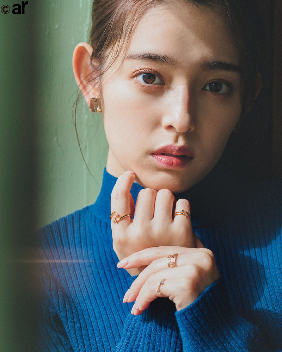 橋本環奈、美背中＆真っ直ぐな眼差しにドキッ！ 素顔は“彼氏にしたい女ナンバーワン”!?