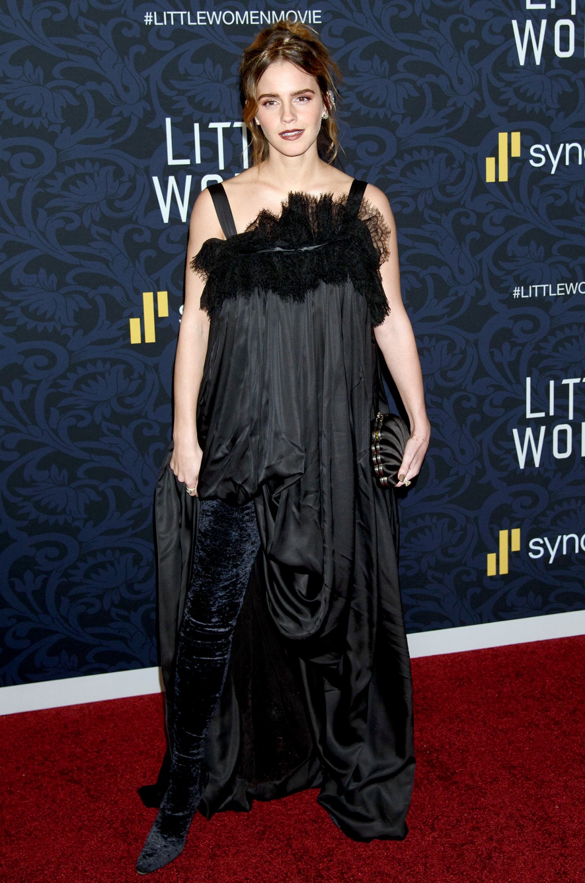 エマ・ワトソン、ネオゴシックなブラックドレス姿を披露　ファン「ゴージャス」と称賛