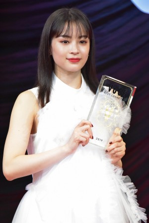VOCE BEST COSMETICS AWARDS 2019に登場した広瀬すず