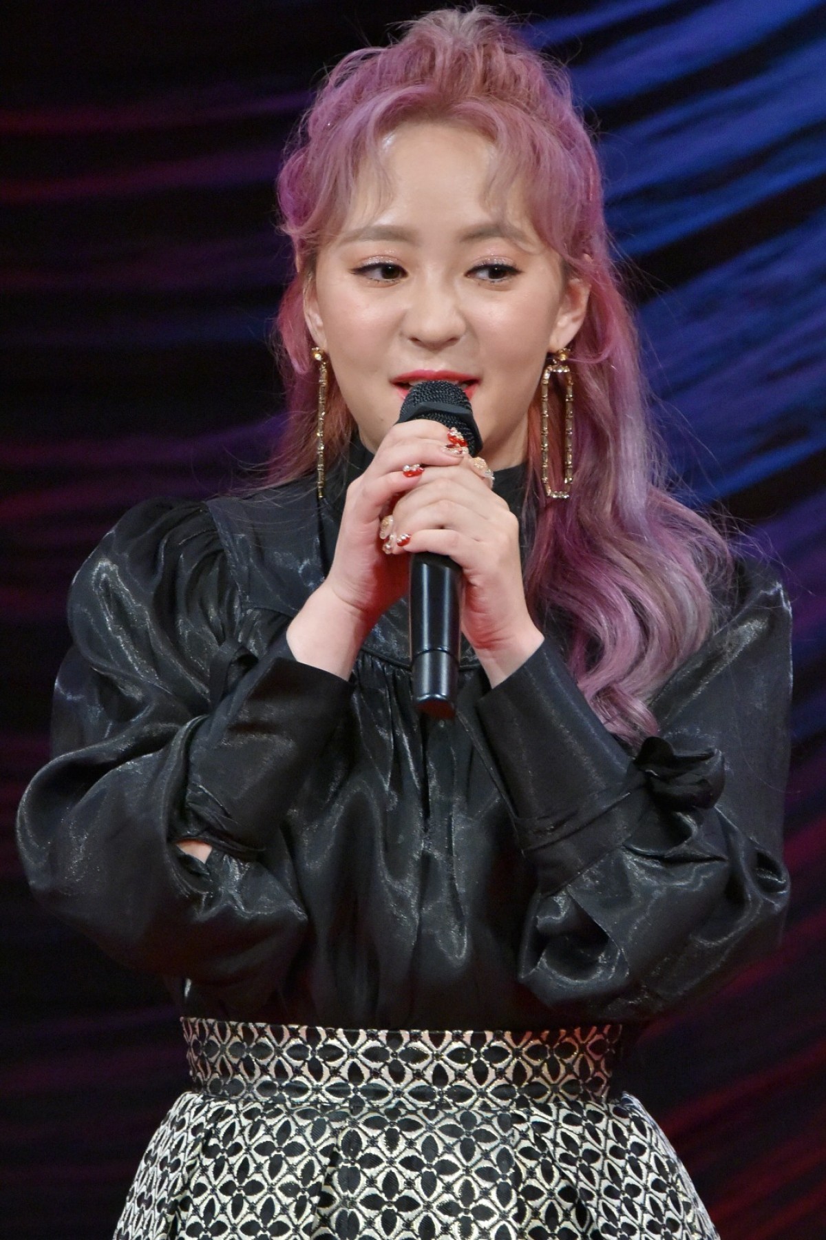 広瀬すず、2019年“最も美しい顔”に　純白ドレス姿で登場