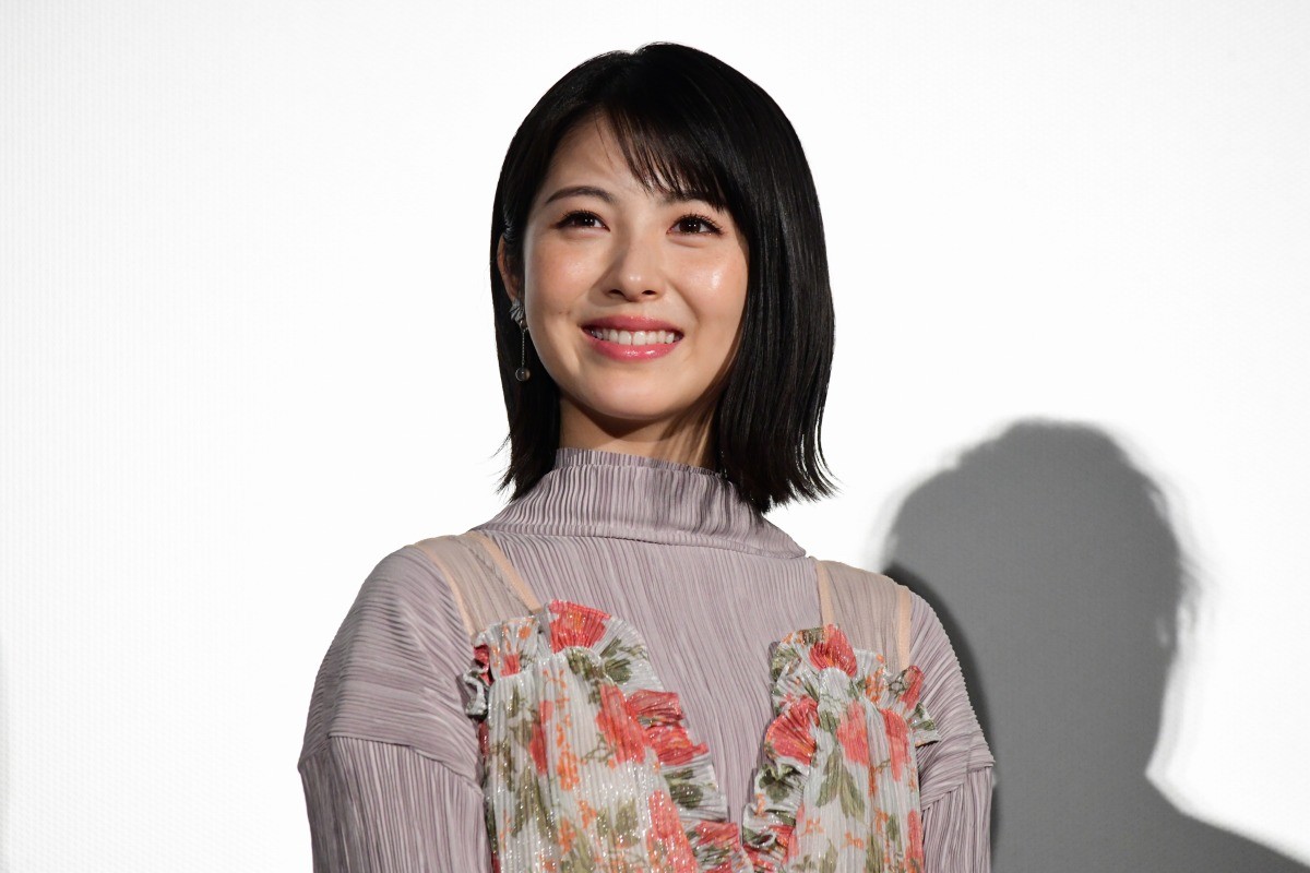浜辺美波、お風呂の“途中”で起きた大事件を告白「腰から転んで…」 