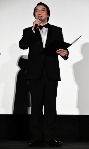 映画『屍人荘の殺人』初日舞台あいさつに登場した池田鉄洋