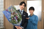 水曜ドラマ『同期のサクラ』クランクアップを迎えた新田真剣佑と主演の高畑充希