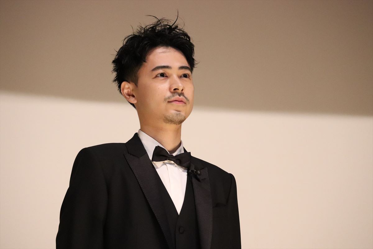 映画『カツベン!』公開記念舞台あいさつに登場した成田凌