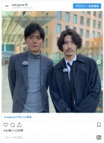 真顔の青木源太アナ＆遊佐清春（賀来賢人）、2枚目に行くと…　※「青木源太（日本テレビアナウンサー）」インスタグラム