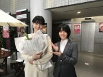 水曜ドラマ『同期のサクラ』（左から）クランクアップを迎えた橋本愛と主演の高畑充希