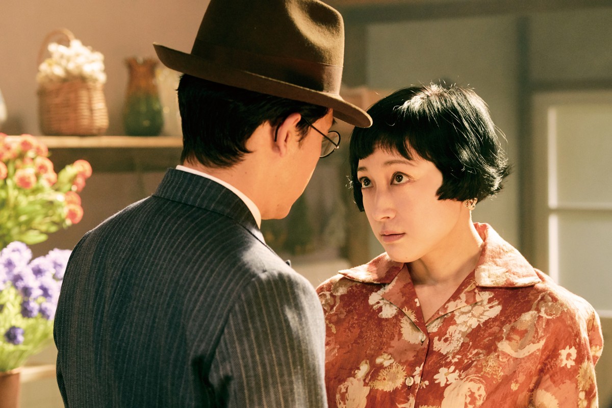 大泉洋が小池栄子に電柱から愛を叫ぶ！『グッドバイ』場面写真解禁